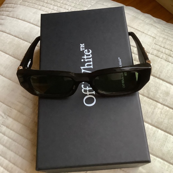 Off-White 49mm Fillmore Rectangle Sunglasses Black Green OS main image 15